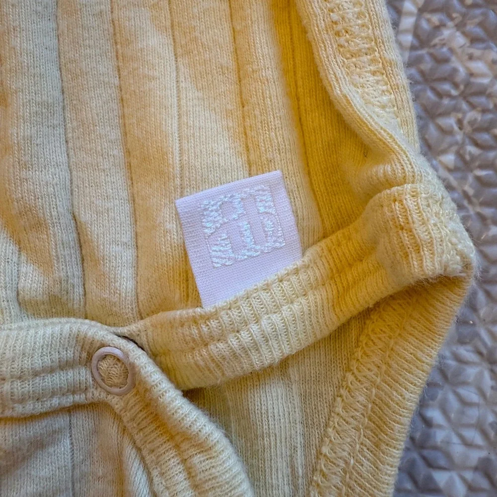 Vintage Y2K Disney Winnie the Pooh Bodysuit Baby 0-3 month Yellow Short Sleeve